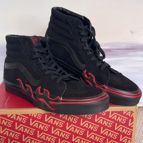 Vans Men’s Sk8-Hi Flame
Suede Black/Red
VN0005UJY09
Sneakers - Picture 6 of 16